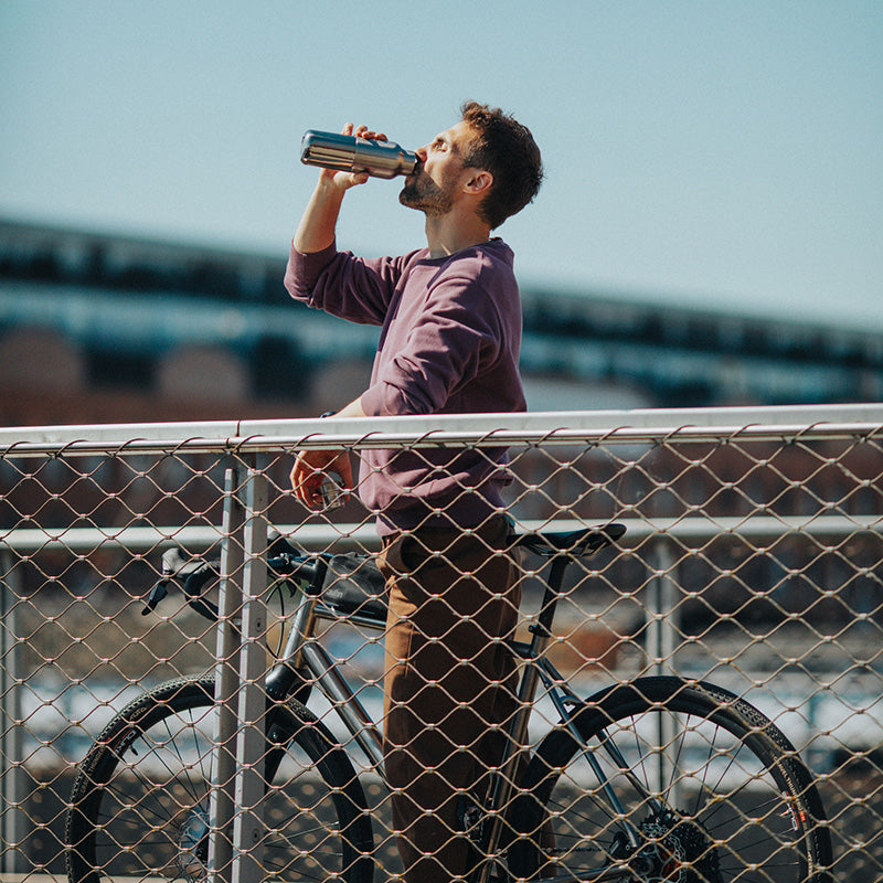 20oz-rise-reflect-with-bamboo-cap-h6 16oz_rise_reflect_man_bike_square.jpg
