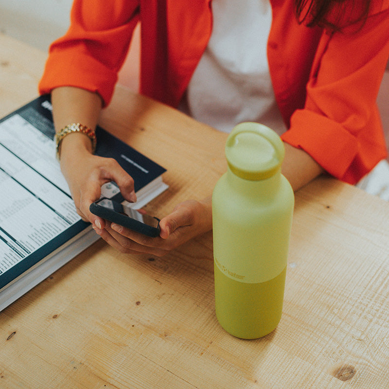 20oz-rise-classic-with-arch-loop-cap-s4 20oz_rise_classic_insulated_bottle_acacia_worker_phone_square.jpg