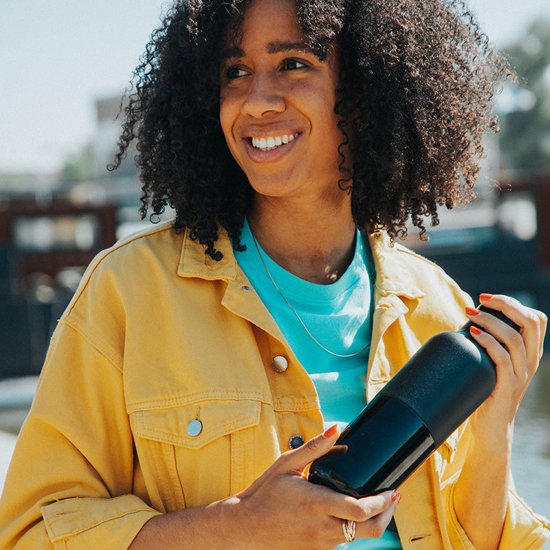 20oz-rise-classic-with-arch-loop-cap-s4 20oz_rise_classic_insulated_bottle_black_woman_smile_square.jpg